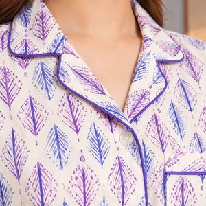 Ensemble pyjama femme blanc, violet et bleu à imprimé feuilles, chemise à manches courtes boutonnée et pantalon assorti, vêtements de nuit doux, fabricant OEM personnalisé - Product Image 3