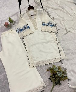 Ensemble chic en Chanderi avec broderie à sequins et découpes, comprenant un haut, un pantalon palazzo et un dupatta, blanc - Product Image 5