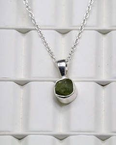 Collar con Colgante de Peridoto Natural en Bruto, Gema de Cristal Verde, Joyería de Plata Hecha a Mano, Piedra Curativa, Regalo Boho para Mujer - Product Image 2