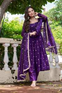 Salwar brodé violet avec dupatta, longueur ras du sol, tenue traditionnelle de créateur pour femmes, idéal pour les fêtes et les occasions spéciales - Product Image 3