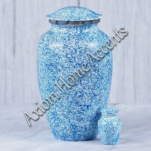 Sofisticada urna de cremación de aluminio con intrincados detalles hechos a mano recuerdo conmemorativo de Axiom Home Accents - Product Image 5