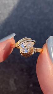 Precioso anillo moderno con diamante cultivado en laboratorio de 2.51 quilates, corte pera, para mujer, banda ondulada de oro sólido de 14k, regalo de lujo para pareja. - Product Image 5