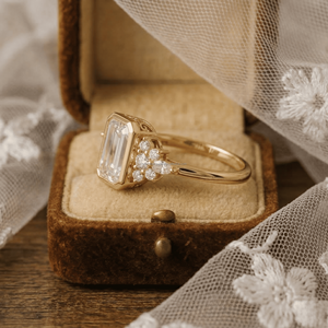 Anillo de Lujo con Cristales de Diamantes CZ Estilo Art Deco Vintage, en Acero Inoxidable Chapado en Oro de 18K para Mujer - Product Image 4