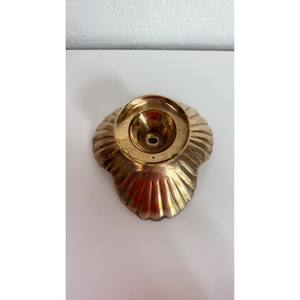 La superficie dorada pulida de un tazón de latón refleja la luz como un pequeño sol dorado sobre la mesa. - Product Image 2