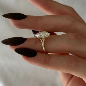 Anillo de Compromiso y Boda para Mujer con Diamante Cultivado en Laboratorio de 1.5 Quilates, Corte Marquesa, Oro de 14K, Diseño de Tallo Dividido - Product Image 5