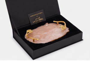 Plateau en résine de couleur pêche élégant et luxueux avec poignées en feuille d'or, idéal pour un service raffiné et une décoration intérieure contemporaine. - Product Image 5