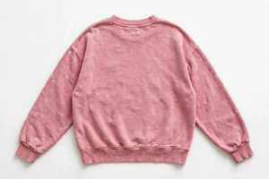 เสื้อสเวตเชิ้ตคอกลมผ้าฟลีซเนื้อหนักสีชมพูฟอกย้อมสำหรับผู้หญิง ทำจากผ้าฝ้าย 100% พร้อมลายปัก 3 มิติรูปหัวใจและโบว์ - Product Image 2