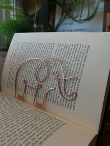Marcapáginas de cobre único con diseño decorativo para amantes de la literatura, estudiantes y lectores profesionales - Product Image 1