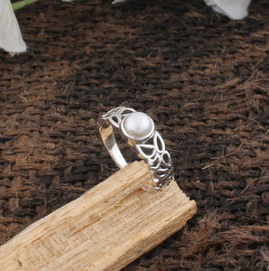 แหวนมุกน้ำจืดธรรมชาติสุดหรู เงินแท้ 925 มุกขาวเกรด AAA เงางาม แหวนหมั้นสำหรับผู้หญิง เครื่องประดับชั้นดี - Product Image 5