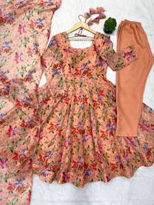 Nuevo Traje Anarkali con Estampado Floral en Organza, Vestido y Pantalón con Detalles Realistas y Dupatta - Product Image 6