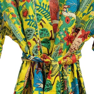 Kimono floral estampado amarillo, largo, holgado, con cuello mandarín y cierre con cordón, ropa de estar para mujer, ropa de verano - Product Image 3