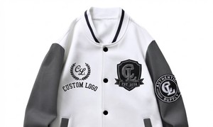 Blouson universitaire brodé personnalisé pour homme, style manches blanches et grises, design patch, tenue décontractée d'automne - Product Image 3