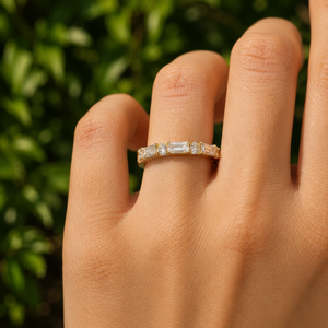 แหวนแต่งงานทองคำขาว 14K คลาสสิก ประดับมรกตและเพชรทรงกลมเพาะเลี้ยงในห้องปฏิบัติการ แหวนครึ่งวงนิรันดร์แบบกำหนดเอง เครื่องประดับชั้นดี - Product Image 1