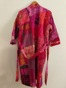 Robe kimono en patchwork de soie Kantha faite à la main, veste indienne matelassée, longue veste pour femmes - Product Image 3