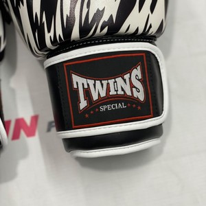 Nouveaux gants de boxe Muay Thai personnalisés entièrement imprimés, design jumeaux, pour entraînement, combat et sparring, en cuir de vachette véritable, gants MMA. - Product Image 3