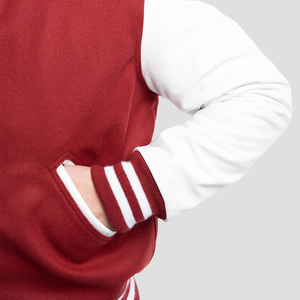 เสื้อแจ็คเก็ตวาร์ซิตี้ลำลองแบบยูนิเซ็กซ์ สีแดงขาว ปักอักษรตามสั่ง สไตล์เบสบอล บอมเบอร์ คอลเลจ ผ้าแคนวาสผสมขนสัตว์ 100% ลายเรขาคณิต - Product Image 4
