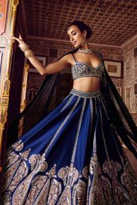 Lehenga de seda tailandesa con diseño de Dori, bordado con hilo y lentejuelas, blusa de seda tailandesa con lentejuelas, Dori y bordado con hilo, y dupatta de red. - Product Image 2