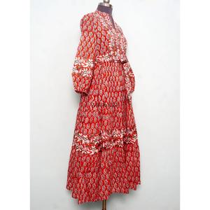 Vestido maxi de algodón tejido a mano para mujer, corte ajustado y acampanado, floral, manga larga, cierre de botones, decoraciones modernas, para clima cálido. - Product Image 5