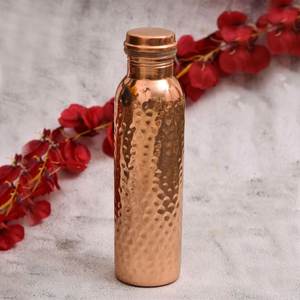 Bouteille d'eau en cuivre martelé avec couvercle et deux tasses, ensemble de vaisselle vintage - Product Image 4