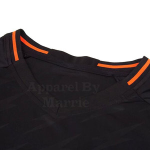 Uniformes de fútbol personalizables disponibles para pedidos al por mayor. Varios tamaños, colores y estilos para combinar con las preferencias del equipo y del jugador. - Product Image 3