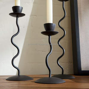 Elegante candelabro de metal con acabado antiguo, pieza central perfecta para decoración real o diseño de arreglo de velas Vintage para el hogar - Product Image 2