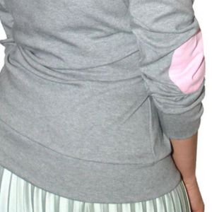Camiseta de Hombros Descubiertos para Mujer, Gris, Manga Larga, Informal, con Estampado de Corazón, Estilo Sorority, Cómoda y Elegante - Product Image 4