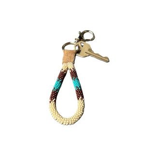 Porte-clés multi-ethnique perlé avec breloque en cuir brodé de créateur unique pour sacs de voyage - Product Image 5