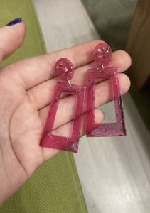 Boucles d'oreilles en résine faites à la main en gros avec des designs personnalisés, bijoux de mode colorés pour les boutiques et les collections de cadeaux - Product Image 4