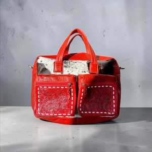 Bolso de viaje de cuero genuino rojo con detalles de piel de vaca y bolsillos bordados, estilo vintage, multifuncional y suave. - Product Image 1
