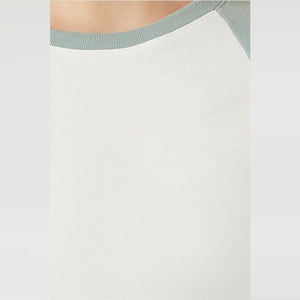 เสื้อผ้าสตรีคุณภาพสูง ดีไซน์แขนเสื้อแบบวินเทจทรงเรกแลน ตัดเย็บทรงเข้ารูป สไตล์สตรีทแวร์ ผ้าฝ้าย 100% น้ำหนักเบา ยืดหยุ่น ระบายอากาศได้ดี - Product Image 5