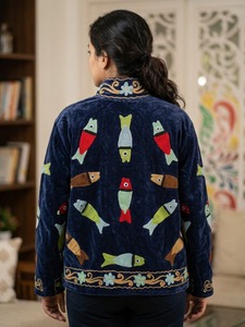 Blouson bomber en velours bleu marine pour femme avec broderie, écologique, respirant, séchage rapide, rembourrage en soie, fabriqué au Rajasthan - Product Image 2