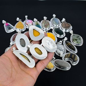 Pendentif artisanal en pierres précieuses mélangées : Bijoux faits à la main - Product Image 2