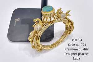 กำไลข้อมือดีไซน์เนอร์ 00794 รุ่น Peacock Kada ชุบทอง ประดับพลอยสีม่วงรูปไข่ ดีไซน์เพชร CZ เหมือนเพชรแท้ เครื่องประดับแฟชั่นสำหรับผู้หญิง - Product Image 5