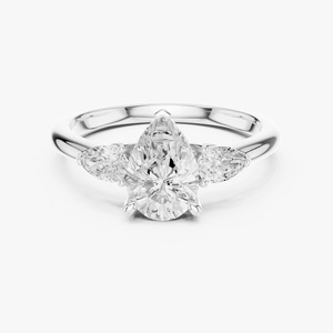 Anillo de Compromiso de Oro Amarillo de 9K con Diamante Cultivado en Laboratorio de Corte Pera de 2CT y Tres Piedras, Joyería Nupcial Personalizada al por Mayor - Product Image 5