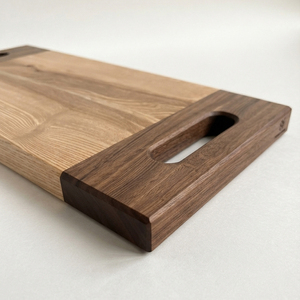 Planche à découper moderne en bois bicolore avec deux poignées intégrées et une finition à grain contrasté pour couper les légumes - Product Image 4