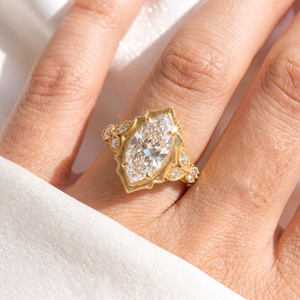 Bague de luxe en or jaune 18 carats avec diamant de laboratoire VVS taille marquise, création sur mesure, diamant de laboratoire IGI, halo vintage, bijoux fins de fiançailles - Product Image 2