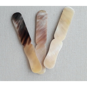 Couteau à fromage en corne de buffle naturel poli, idéal pour la découpe de gâteaux, parfait pour les mariages, les fêtes, l'hôtellerie, la restauration et comme cadeau. - Product Image 5