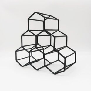 Soporte de metal negro con diseño de panal de abeja y cubo piramidal para copas de vino, organizador de copas, estilo interior de mediados de siglo, accesorios de bar - Product Image 1