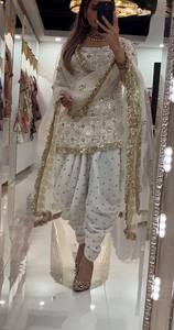 เสื้อท็อปผ้าจอร์เจตต์เทียมดีไซน์ใหม่ พร้อมกางเกงโดติและผ้าคลุมไหล่ สำหรับงานแต่งงานและงานดิวาลี - ผ้าไม่ยับ ใส่ได้สองด้าน - Product Image 4