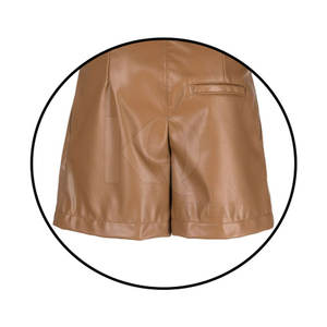 Shorts en cuir élégants pour hommes avec un design épuré, des poches fonctionnelles et une finition extérieure lisse - Product Image 5