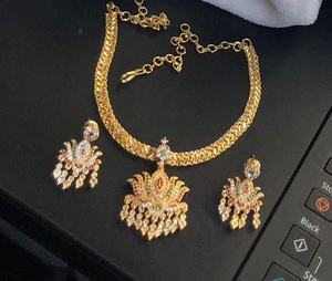 Atractivo conjunto de collar y aretes de loto con microacabado en oro y piedras de circonita cúbica de calidad premium para mujeres y niñas, colección para bodas. - Product Image 2