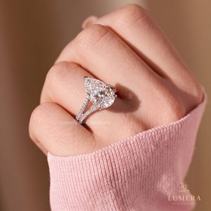 Bague de fiançailles de luxe en or massif, diamant en forme de poire certifié IGI, bord pavé de diamants de laboratoire, élégante monture à double anneau - Product Image 3
