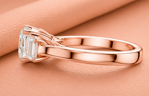 Bague de fiançailles en or rose avec diamant de laboratoire taille baguette et taille trillon, trois pierres, clarté VVS1-VVS2, certifiée IGI, luxe - Product Image 3