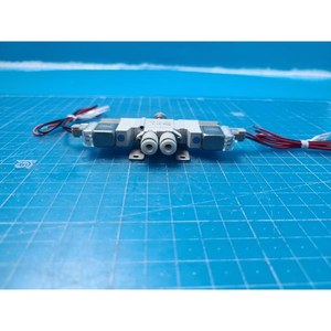 Vanne solénoïde double à 5 ports SMC SY3220-5LZ-C4, utilisée comme pièce détachée pour équipement semi-conducteur d'occasion - Product Image 1