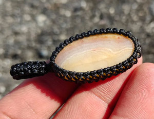 Collar Colgante de Macramé con Mariposa Hecha a Mano, Ágata Banda de Color, Cordón Negro, Bañado en Oro de 14K, Gema Natural, Estilo Boho Tribal, Aniversario - Product Image 3