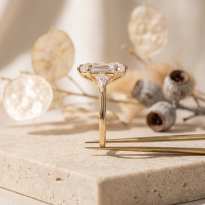 Anillo de compromiso de lujo de oro amarillo de 14K con diamante de corte hexagonal y engaste de diamantes en forma de cometa de tres piedras laterales, joyería fina al por mayor - Product Image 2