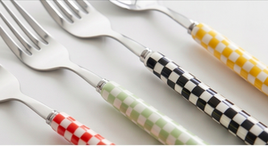 Ensemble de couverts rétro à carreaux avec poignées colorées, compatibles lave-vaisselle, en métal, pour les fêtes et la maison - Product Image 4