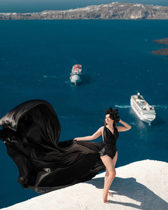 Elegante Vestido Negro Fluido para Sesión de Fotos en Santorini, Vestido Largo de Seda con Cola Fluida, Ropa de Playa de Lujo para Vacaciones - Product Image 5