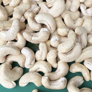 Noix de cajou brutes de bonne qualité provenant du fabricant vietnamien Santigo, style séché, emballage de 10 kg/20 kg - Product Image 1