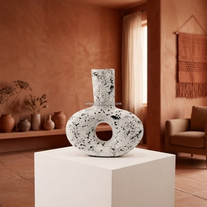 Vase Donut Rustique en Terre Cuite Guapo, Pot Creux Artisanal en Céramique, Décoration de Table en Céramique Blanche/Noire Vieillie - Product Image 2
